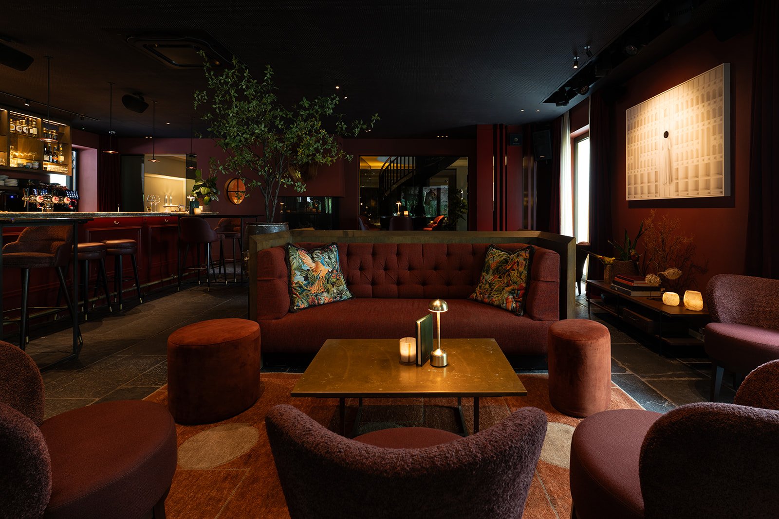 Lounge met zetels en lage tafel bij Brabohoeve