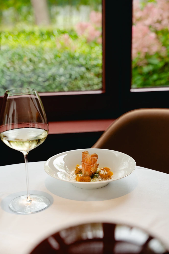 Glas wijn aan tafel bij Brabohoeve