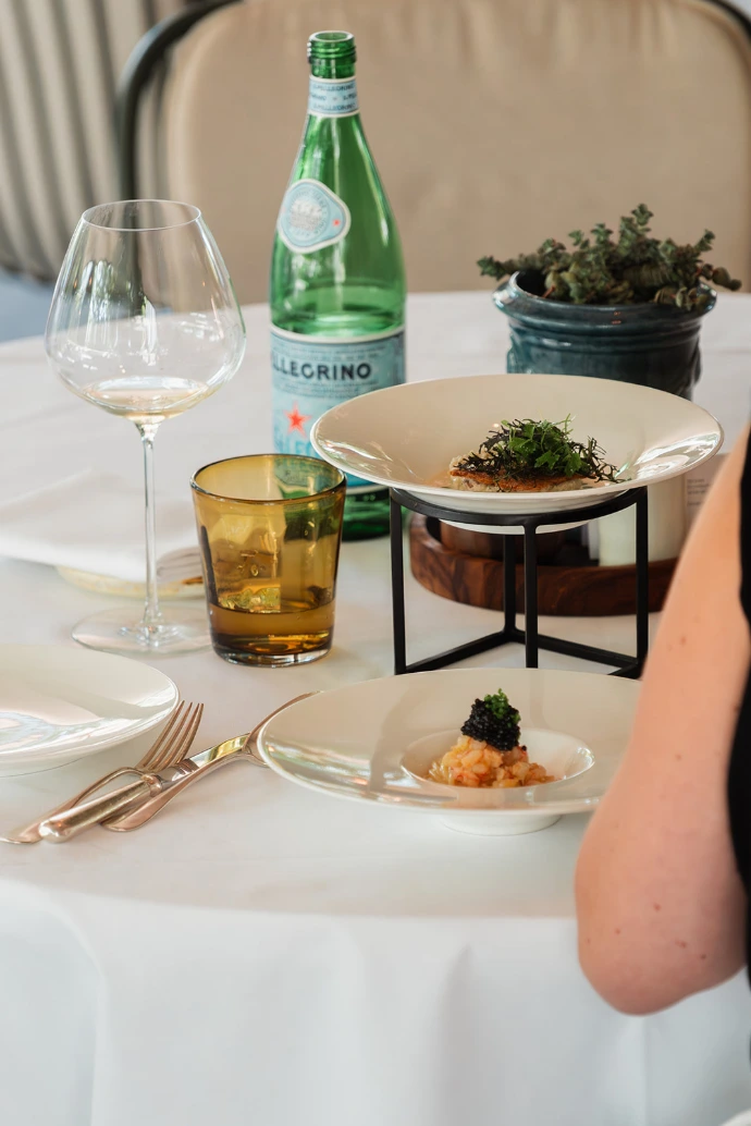 Gedekte tafel op het terras