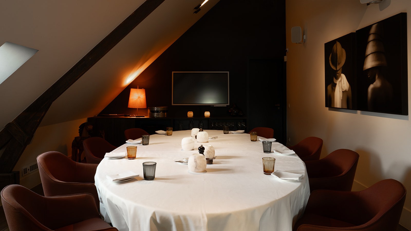 Feestelijk gedekte tafel in de gezellige zolderruimte van Brabohoeve